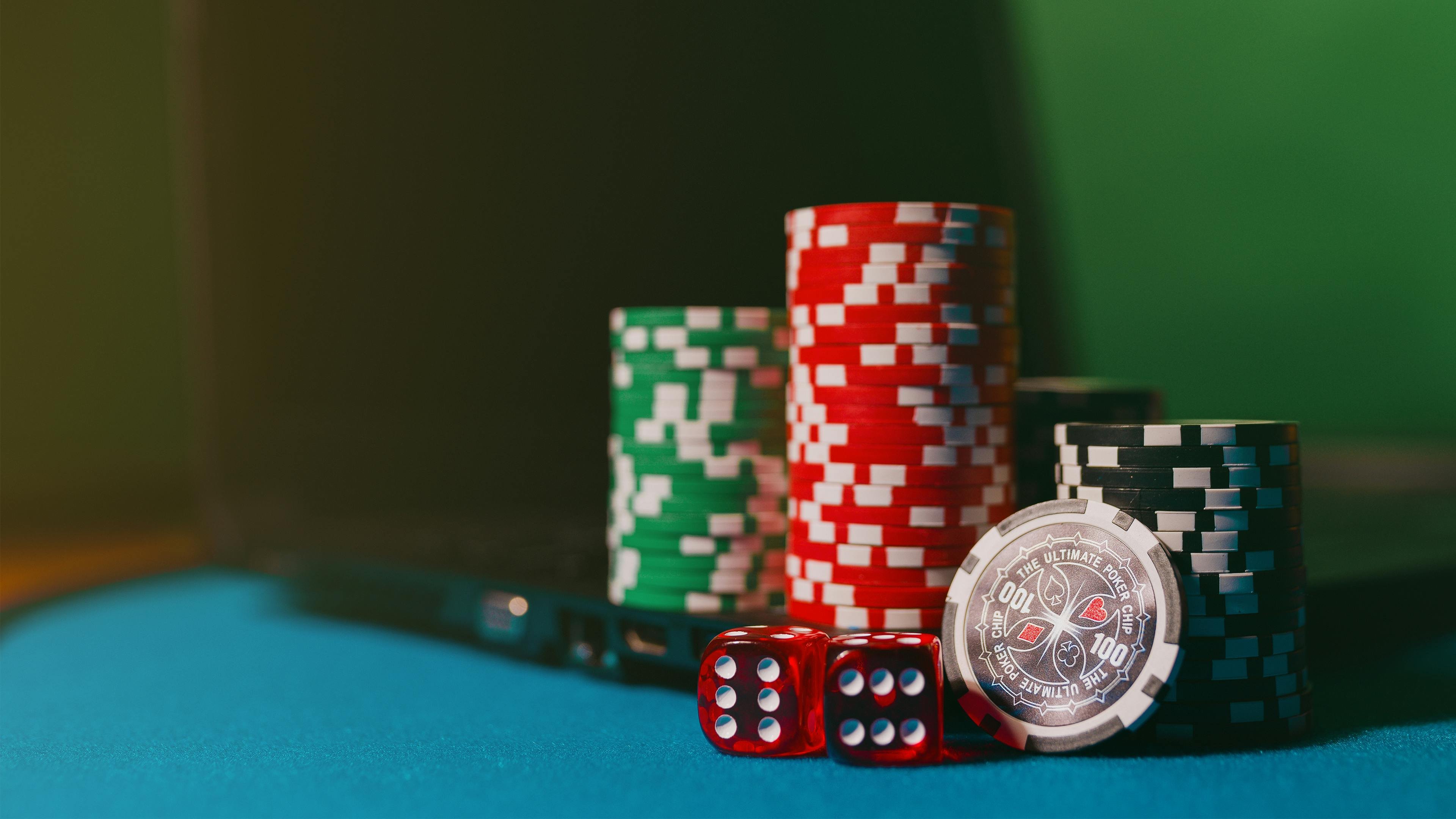 mm7game ကစားသူများ — Esports နှင့် မြန်မာ Sportsbook ဂိမ်းများ mobile app ဖြင့် ကစားနေသောမြင်ကွင်း